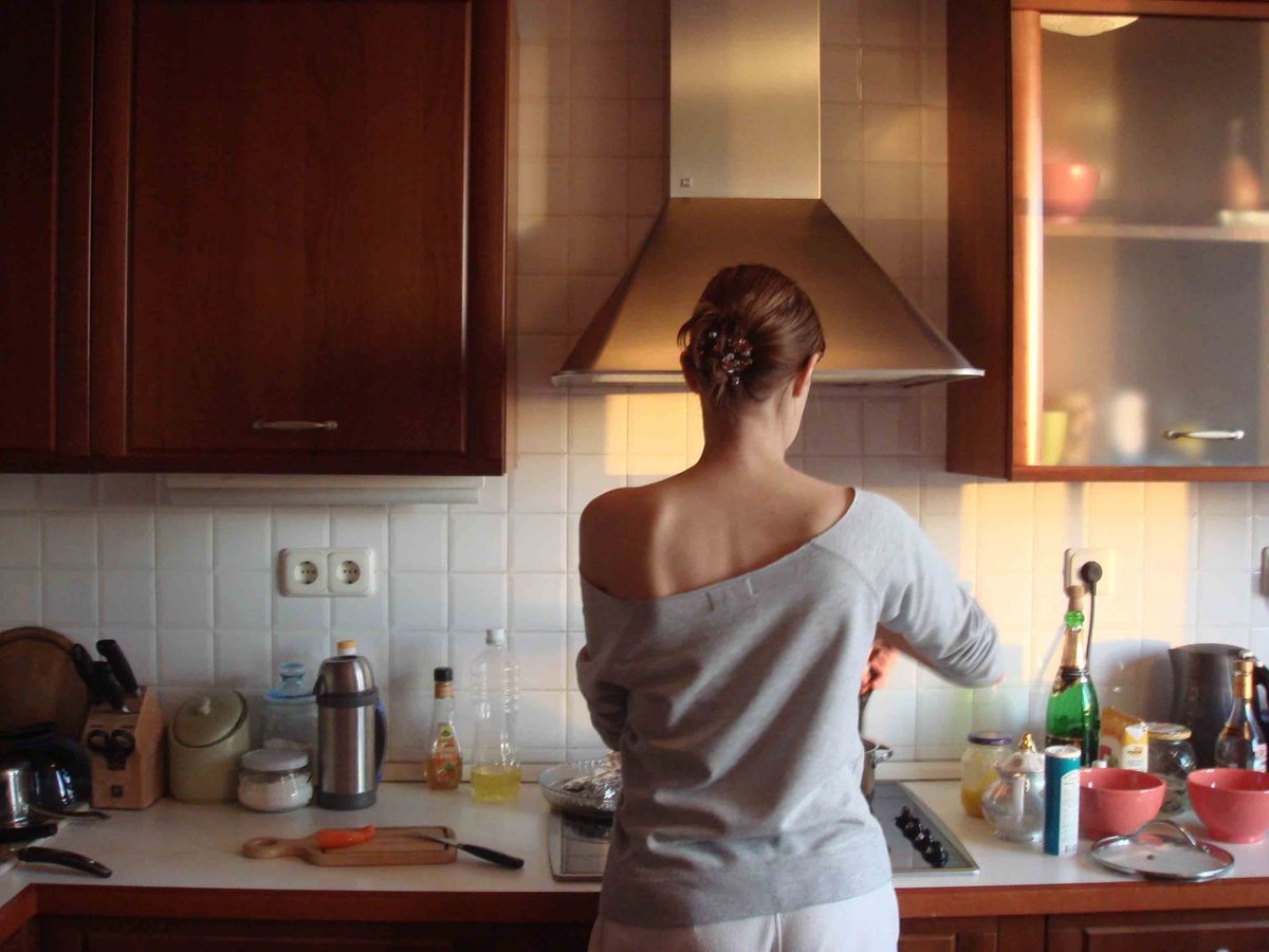 Рыжая хозяйка дома без лишних слов дала раком на кухне